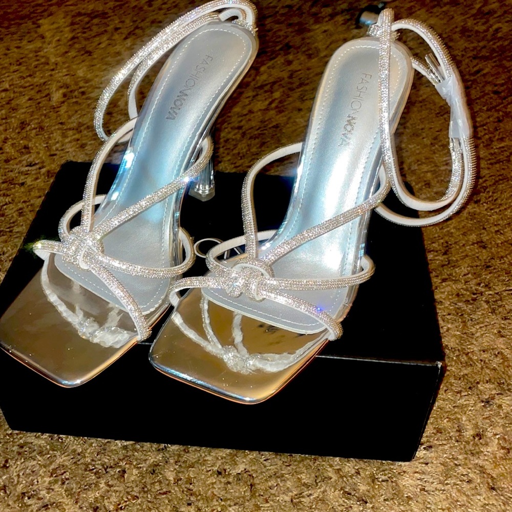 Cute silver open toed hills!
